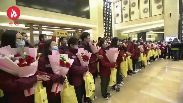 黄冈市民欢送最后一批湖南医疗队,医护人员:这是我们的第二故乡