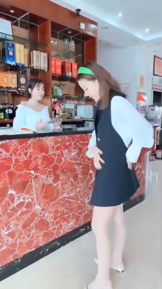 美女竟然当众脱裙子妹子这个举动，把旁边小伙都看懵了