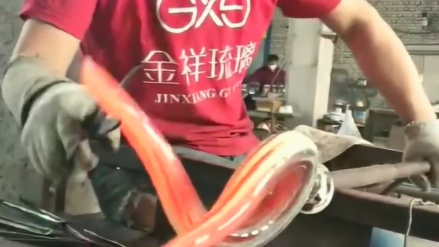 玻璃艺术品摆件,这样的摆件就是好看的,网友:师傅的手套哪里买的?