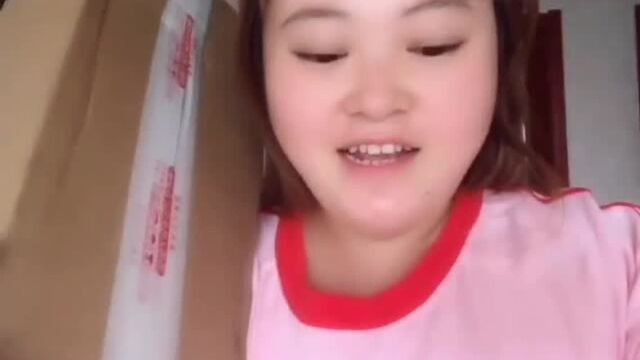 小姐姐拆快递,杨树林口红套盒,12支口红,羡慕啊!