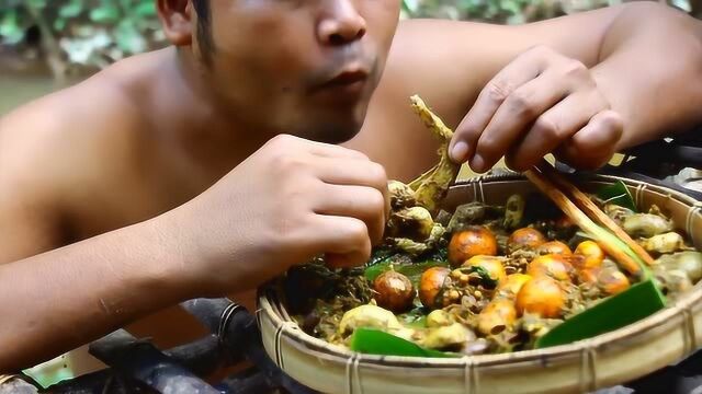 高清实拍:在野外烹饪红鸭蛋和辣椒