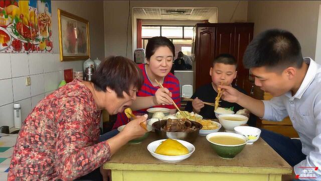 晋北农村最爱吃的黍子面黄糕,搭配上大烩菜炖肉,吃香了