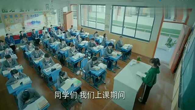 数学老师被叫来教英语,一开口全班爆笑,还好有人救场!