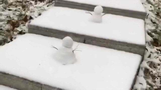 如此有创意的想法,好多的小雪人站在台阶上,愿永远都会有陪你们看雪的人!