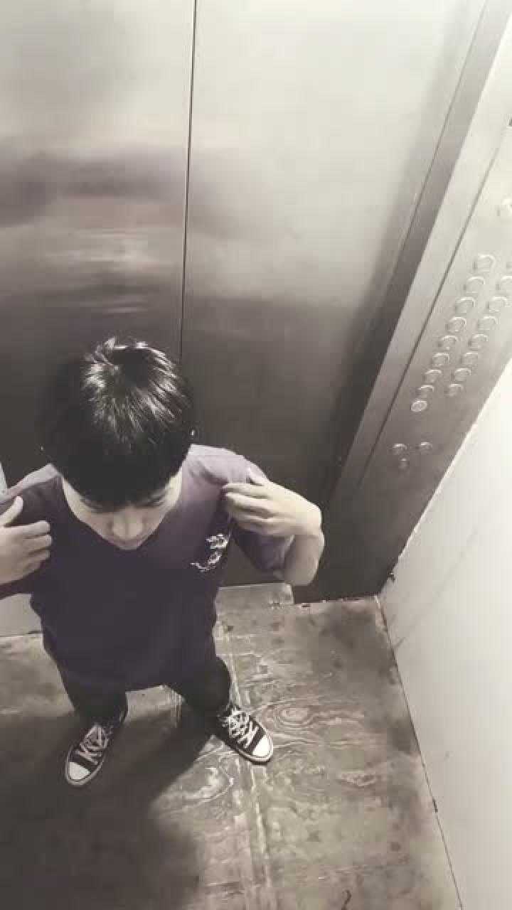 当精神小伙一个人在电梯的时候居然摇起了花手太逗了