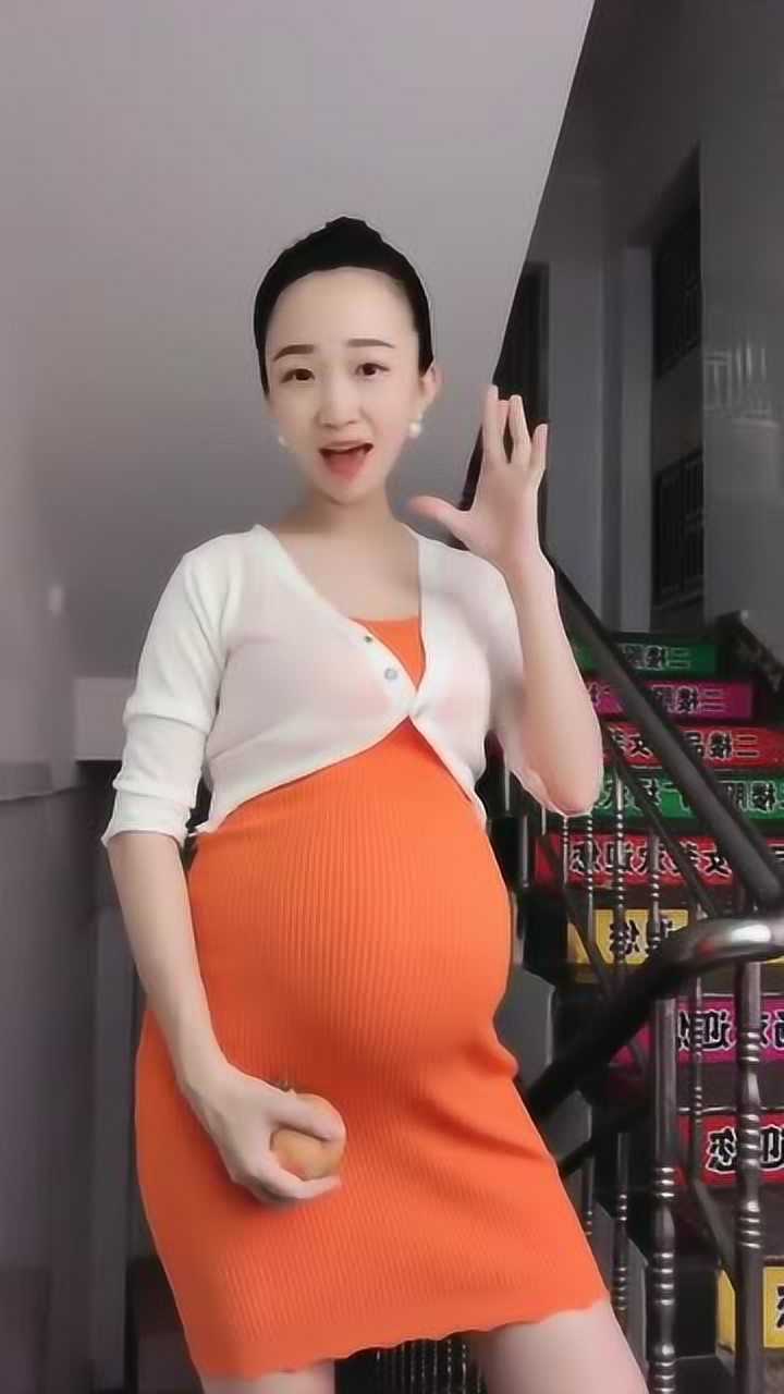 美女挺着大肚子竟然在楼梯口直播真让人担心家里人不害怕吗