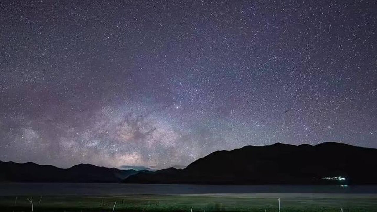 繁星璀璨!延时摄影欣赏西藏羊卓雍措银河流动