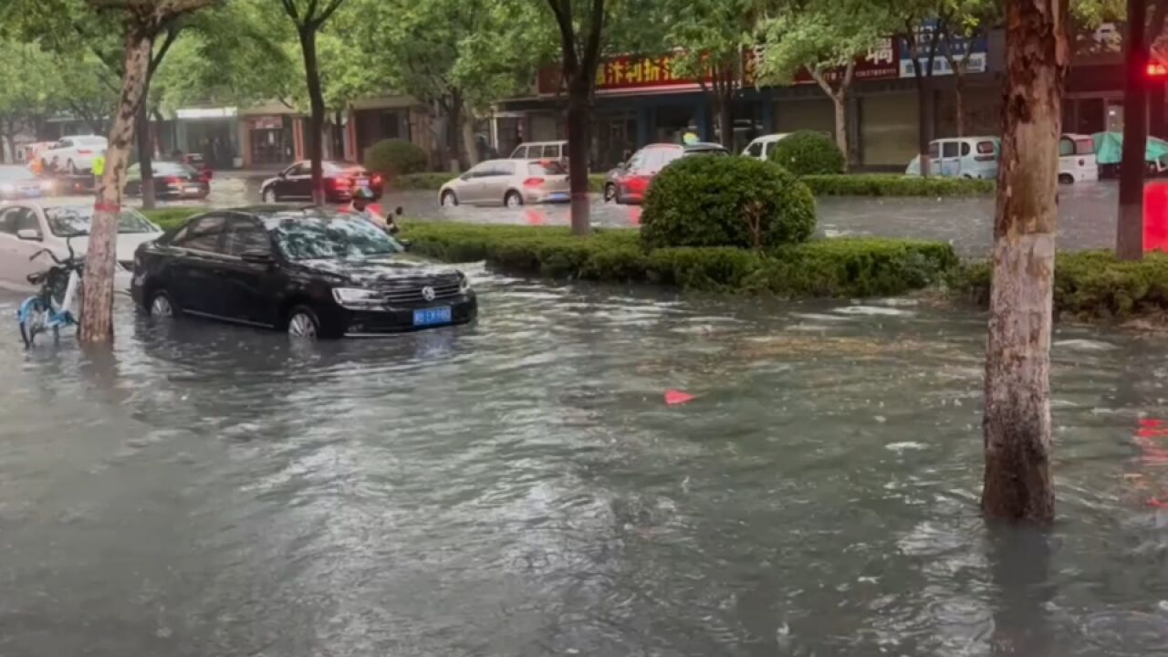 河南开封发布暴雨红色预警 部分街头积水已经没过膝盖