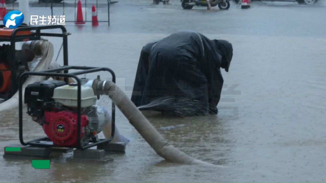 郑州突降暴雨,部分区域严重积水,多部门齐心协力共同防汛