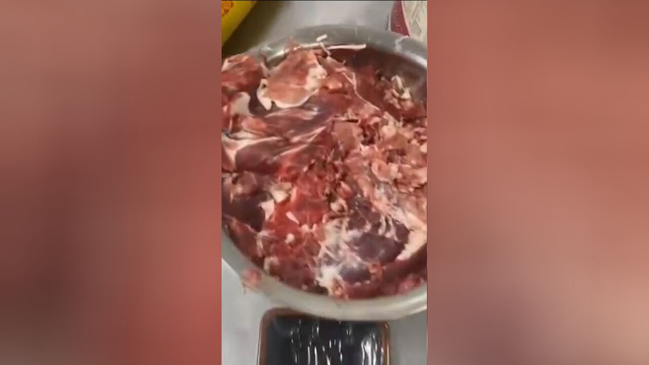 前员工曝光火锅店用僵尸肉:废肉打成肉末做牛肉丸,后厨卫生堪忧