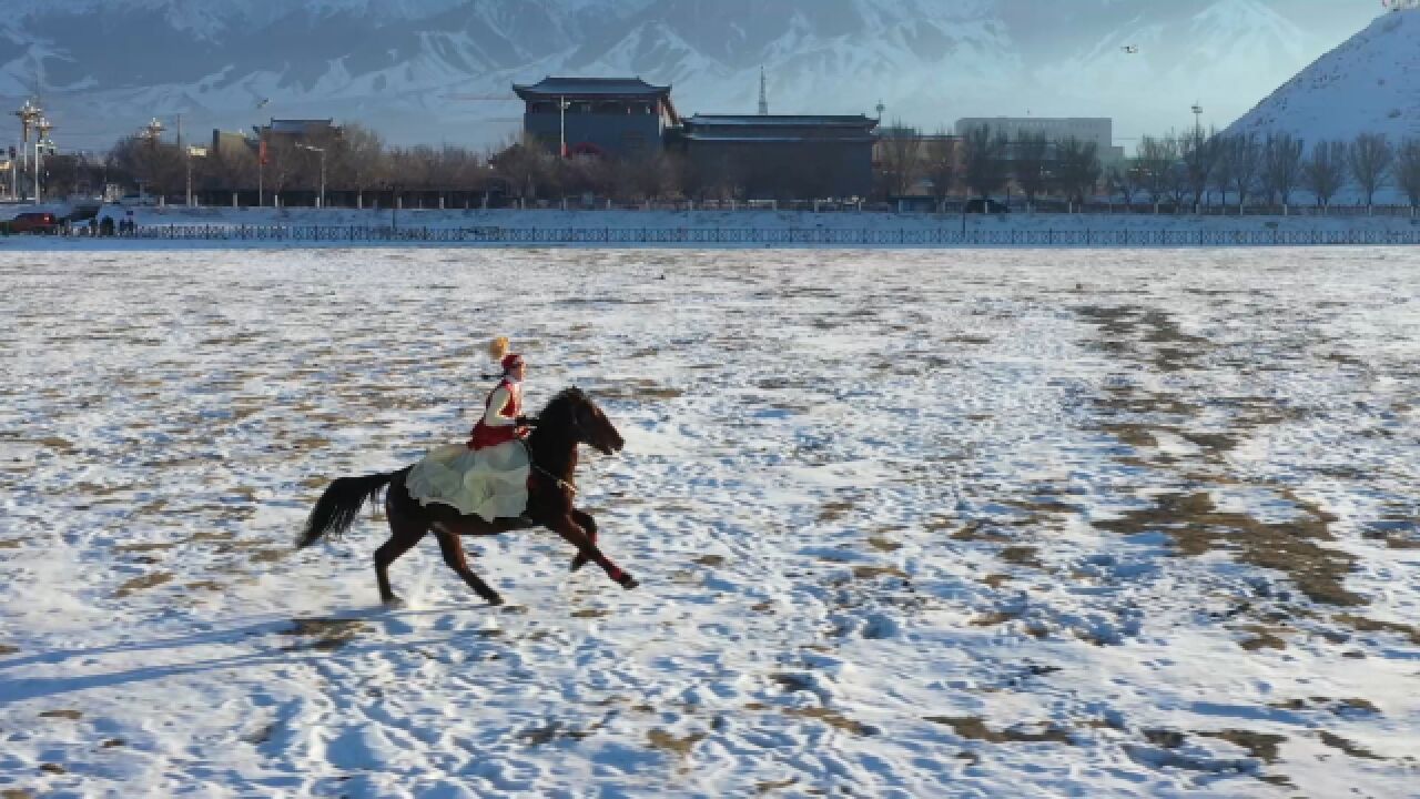 新手如何骑马?新疆姑娘教学示范,雪地一骑绝尘无人机都追不上