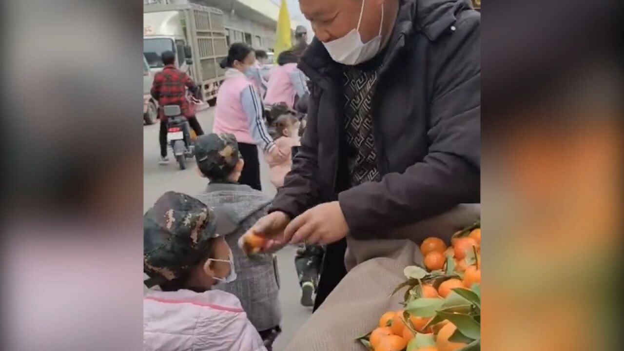 太甜了 水果摊卖橘子老板给小朋友挨个发橘子