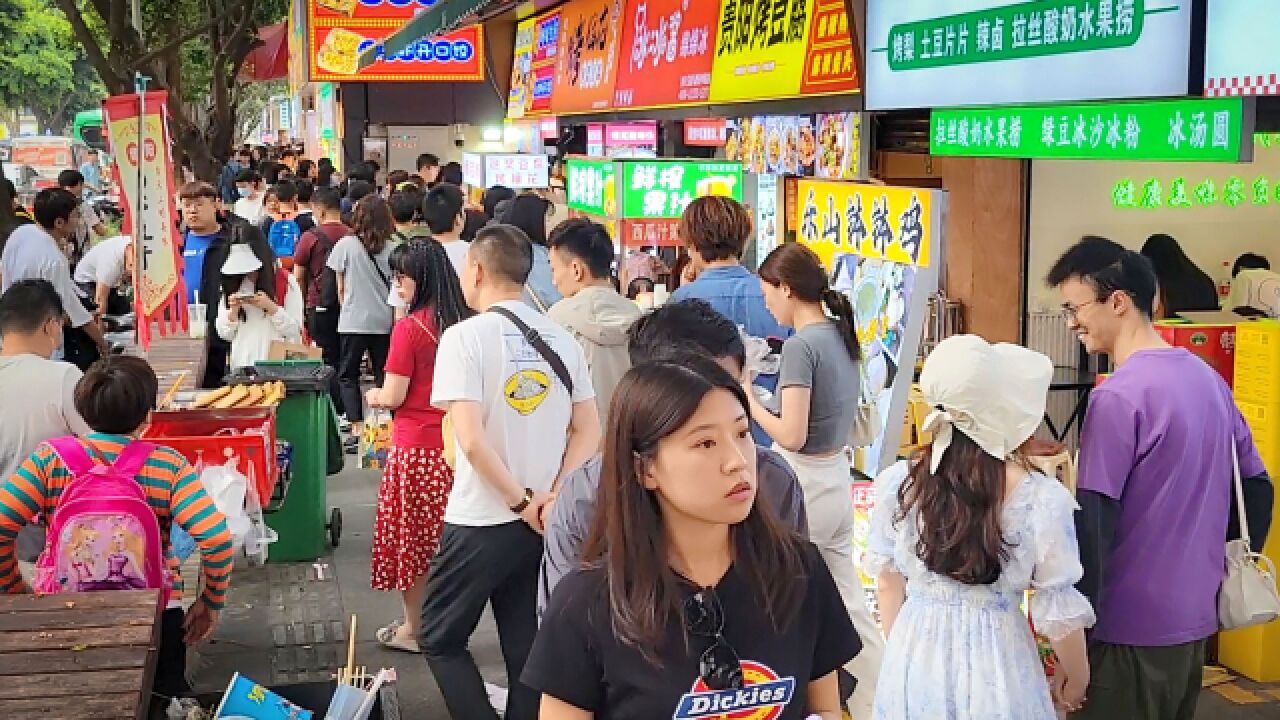 这就是成都美食江湖:连坐的地方都没有,整条街上的人却吃得都很认真