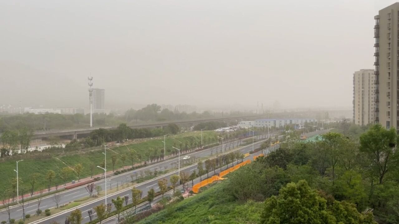 沙尘一路南下渡过长江!南京遭遇扬沙天气,当地网友:第一次见