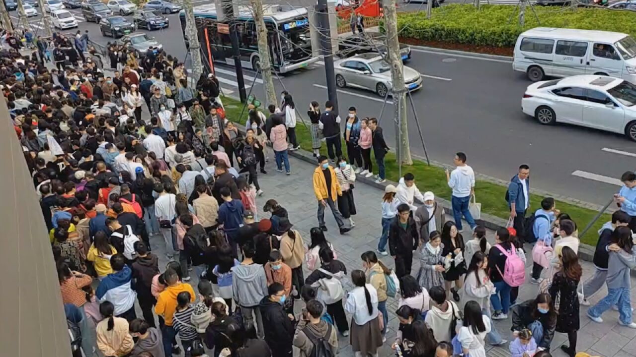 春暖花开游客纷纷出游,上海游客排队渡江队伍蜿蜒数十米