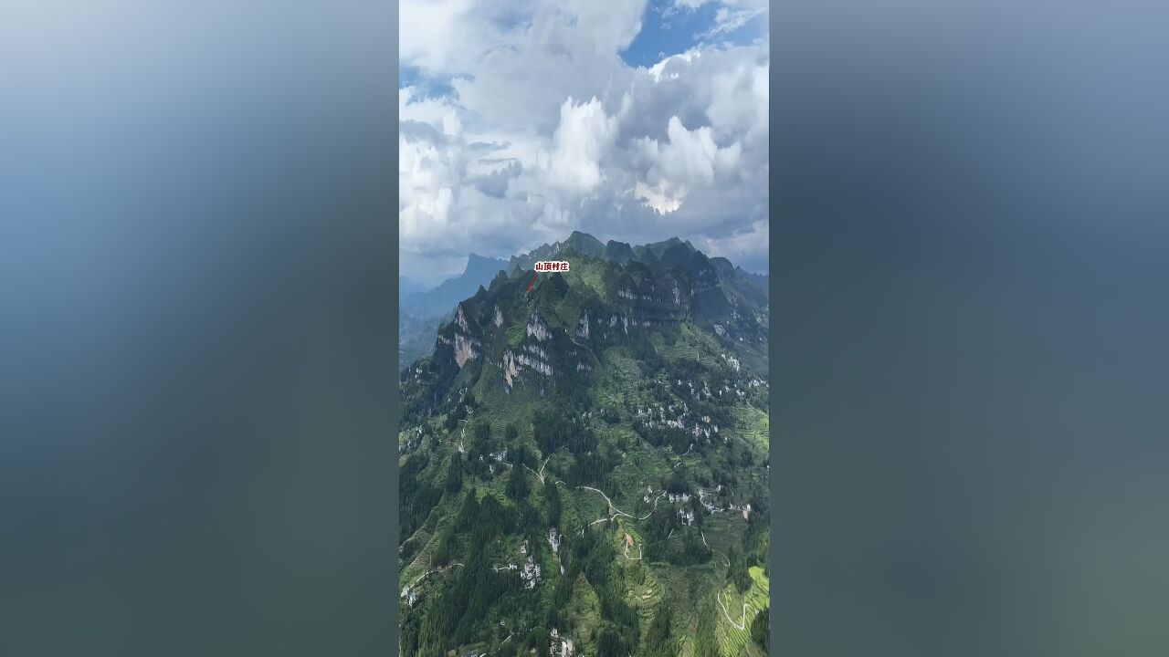 神奇的贵州天台山峰,大自然的鬼斧神工,切面十分整齐,像极了两只大金蟾,伸出悬崖…遥望着远方!