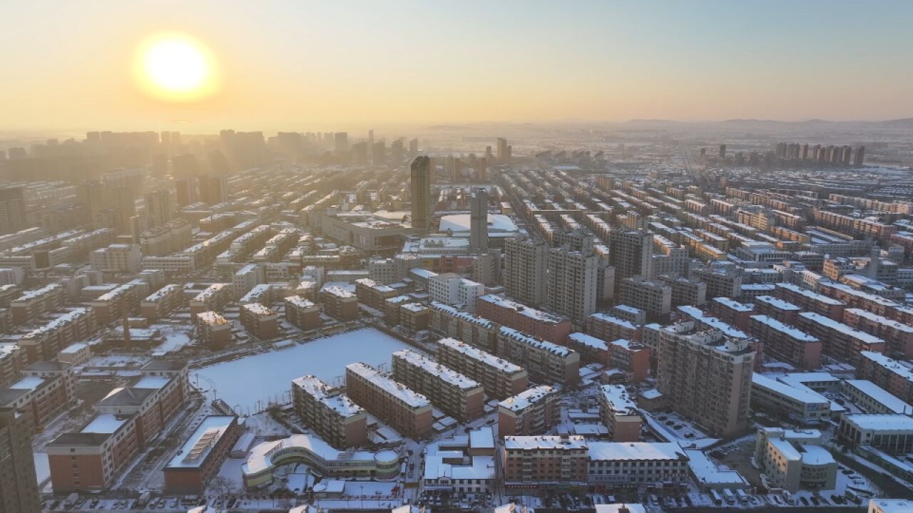 大雪后的第二天黄昏,辽宁丹东东港市,呈现着童话般的即视感