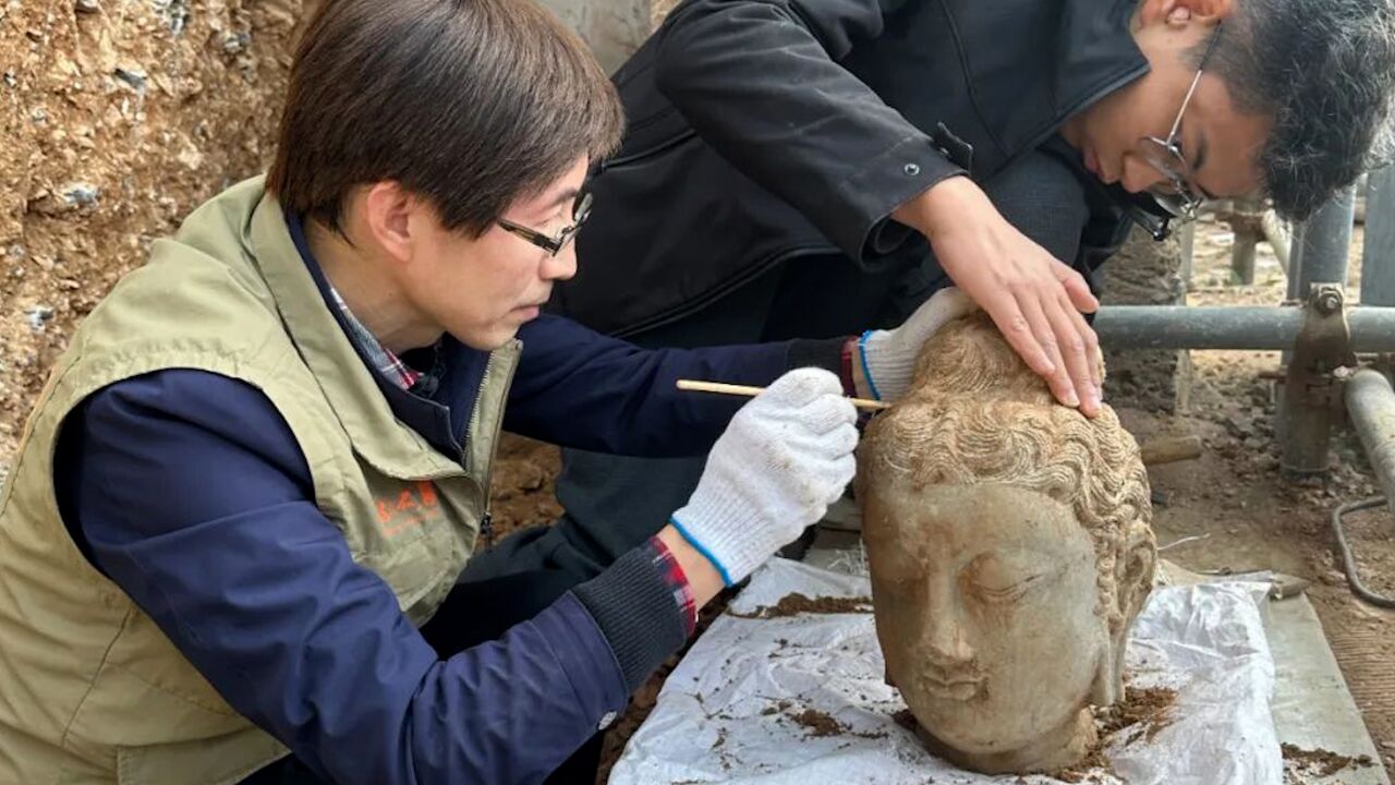 考古新发现!龙门石窟墙壁内首次发现石刻造像 有佛头、莲座残件等