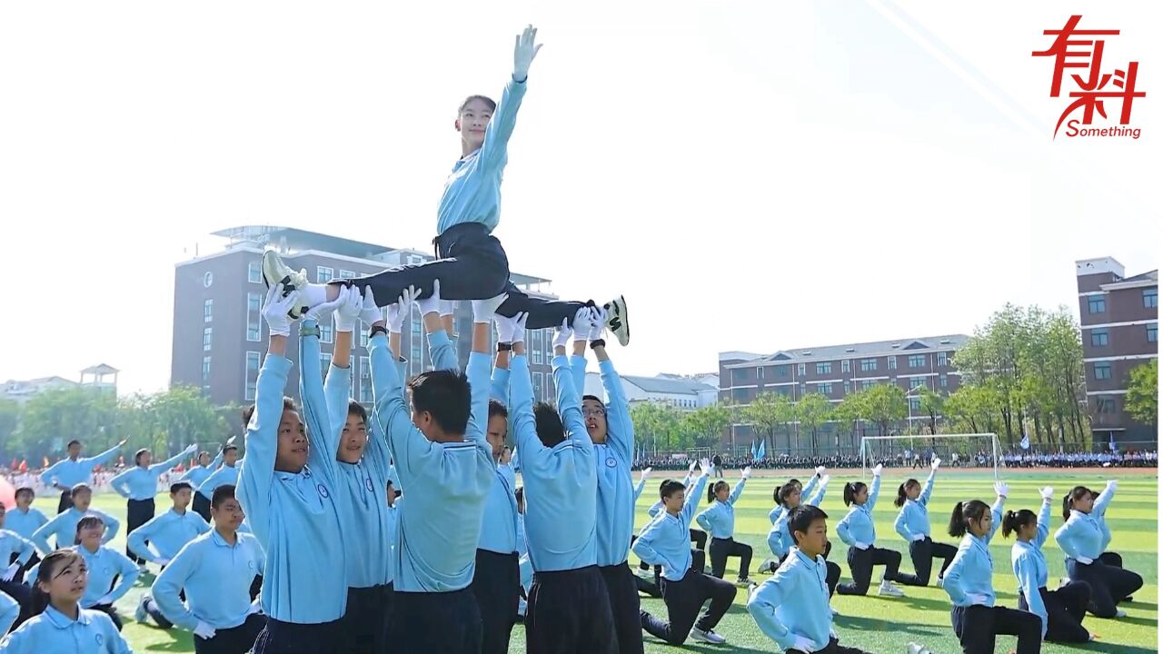 传统与现代的碰撞!300余名中学生自编自导自演八段锦韵律操 场面震撼