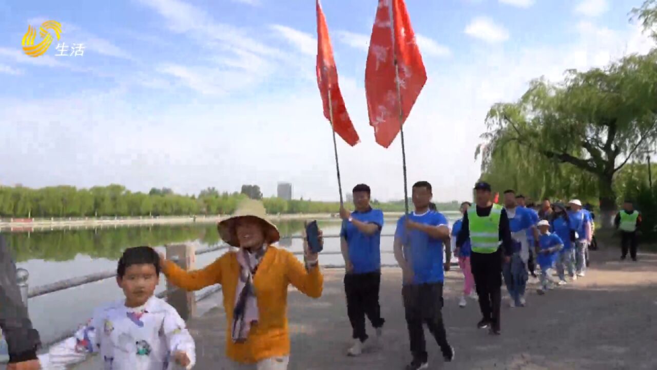 莱阳市开展千人健步走活动,沿途风景绿意盎然,市民齐聚放松身心