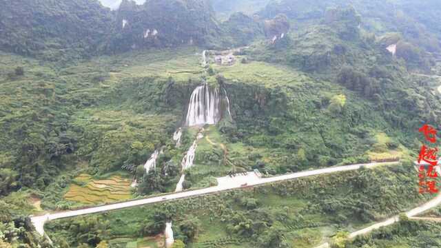 广西深山发现一条瀑布,水从山顶上流下来,美如仙境