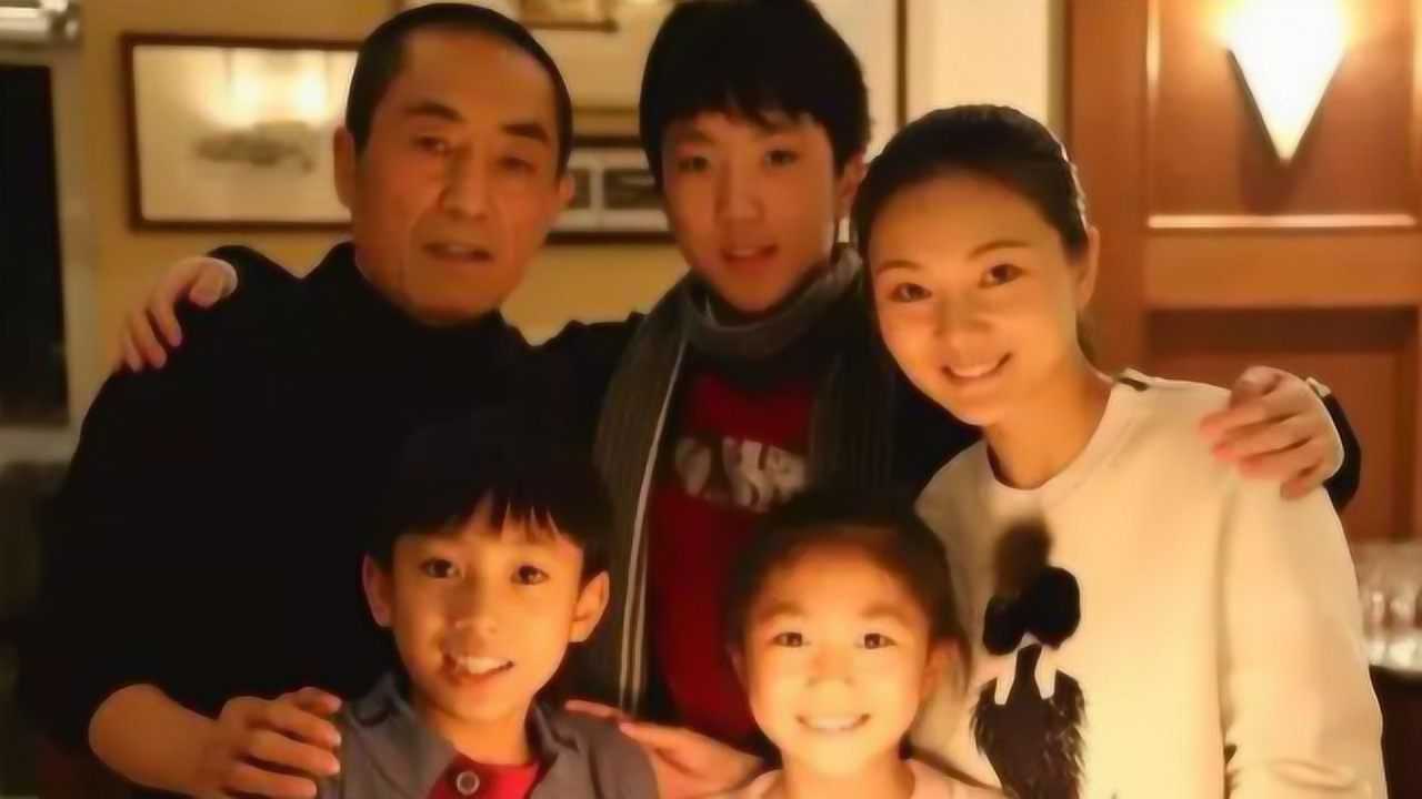 小儿子的颜值堪比明星,大儿子18岁拿导演奖,张艺谋老婆教子有方