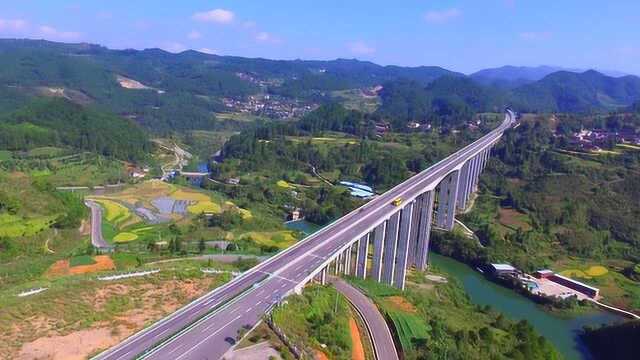 航拍贵州高速公路,路面干净整洁,开车走在上面很舒服,你可曾尝试过?