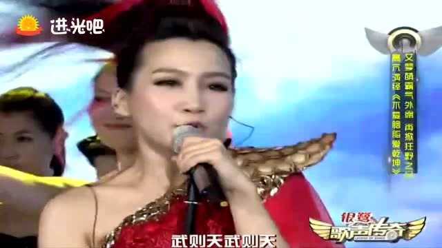 艾梦萌翻唱刘晓庆金曲《不爱胭脂爱乾坤》摇滚现场,再次狂野