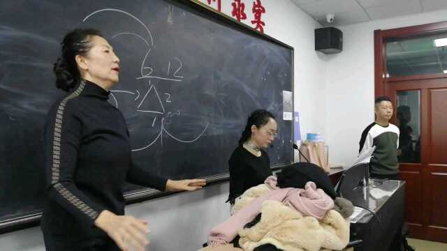 哈市老年人大学声乐班,指导老师:左阳,指挥:晓丽.学员(爱建一班,2016春班)