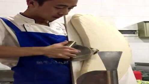 这面点师牛,把刀削面做成了这样,削一条面放在刀上还不会断 - 腾讯视频