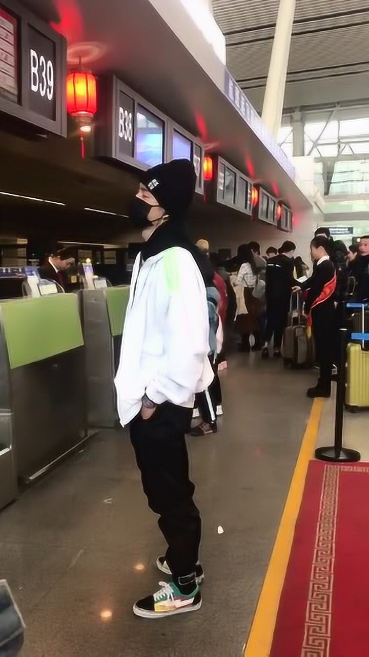 街头偶遇王一博粉丝在一旁喊他直接被无视网友火了就忘本了