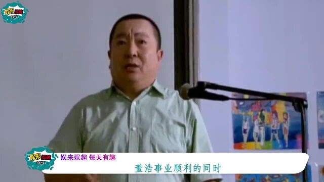 著名主持人董浩63岁现状曝光,坐在老家门口吃面条