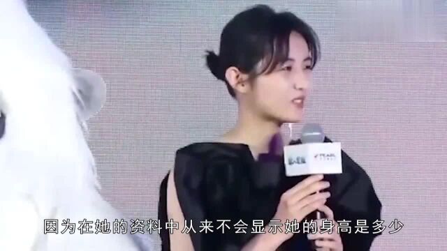 《唐探3》主演拍摄新海报,背对身高测量表,终于知道张子枫身高