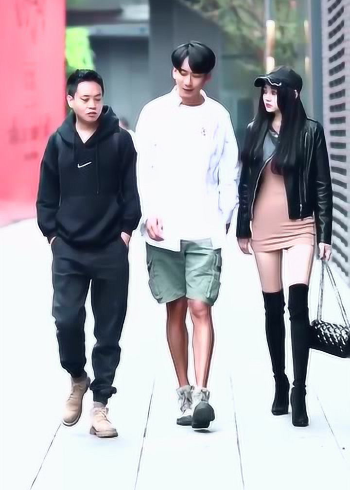 心疼小哥哥，兄弟的女朋友不是很喜欢的样子！