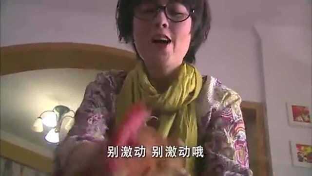 美女带只鸡回家,没想到鸡一到家乱飞直接把美女给晃晕,太搞笑了