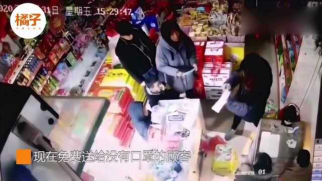 免费送给顾客!云南一便利店主购买上百个口罩称:还会继续送