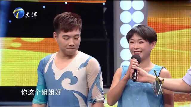 30岁杂技美女表演“比翼双飞”,仅靠一更绳子,在舞台上飞舞