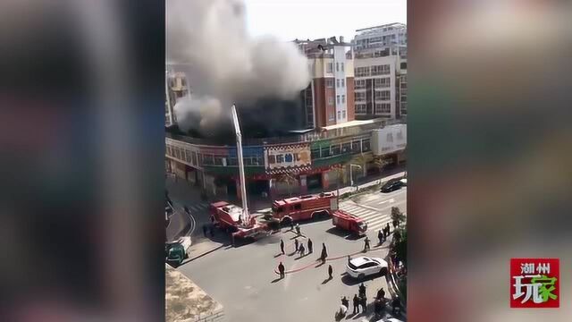 枫溪新陶居一居民住宅楼突发火灾,天台浓烟滚滚