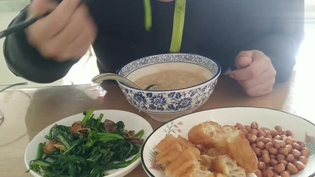 Vlog温州米哥的早餐,小伙失业在家靠吃米糊度日,炒米糊是美食