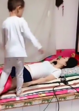 母亲一上床，儿子就会闹..孩子还能生吗？