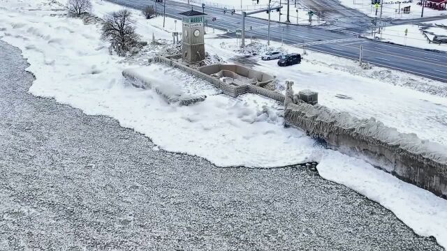 冷风狂袭美国伊利湖沿岸,居民一夜醒来目睹“冰雪奇缘”