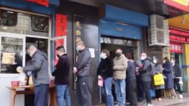 西安肉夹馍店复工:门口排百米队 有顾客买了150个