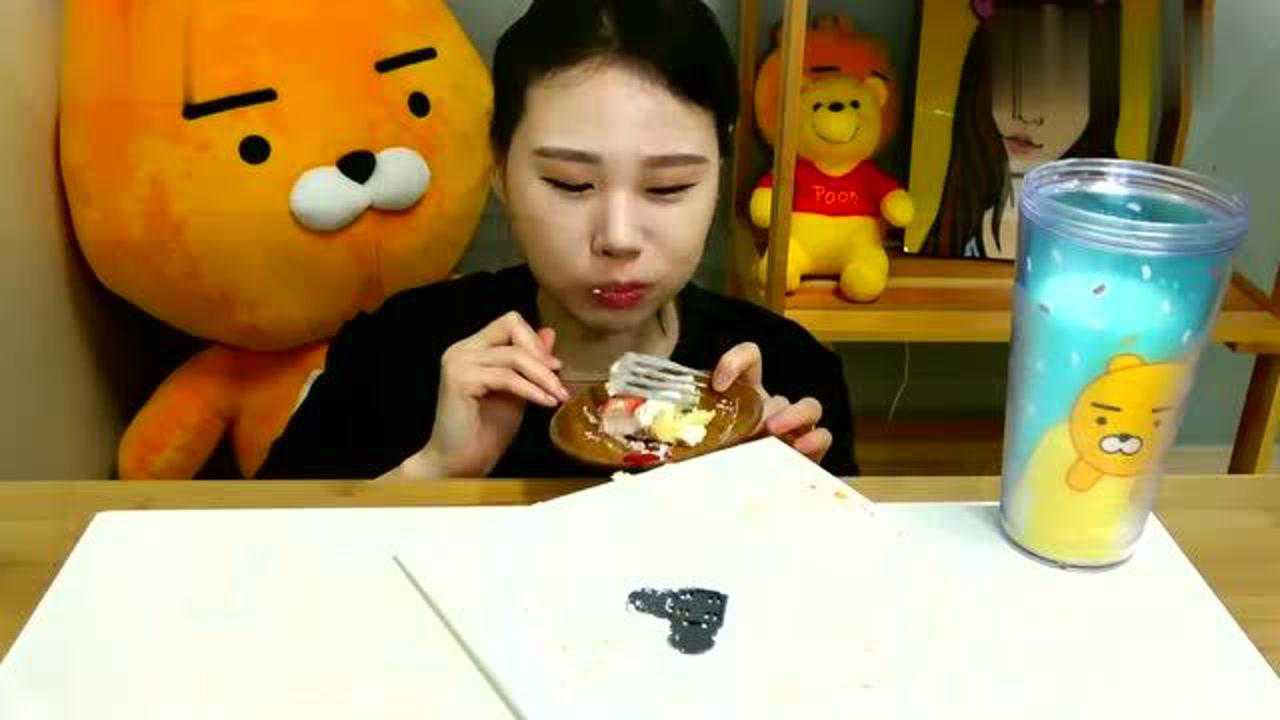韩国美女大胃王吃奶油草莓蛋糕大口大口地吃吃得太过瘾了