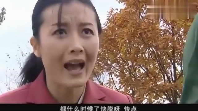 烈火警魂:男兵被草耙子叮了,女子赶紧帮他解决,可男兵还害羞了