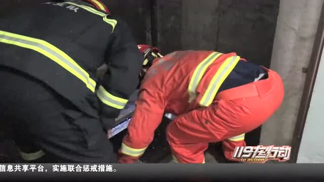 浙江奉化:服装厂电梯钢缆断裂致两人被困轿厢