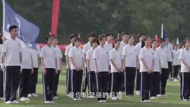 学生家长上台演讲,赢来一片片掌声,自己的儿子却不屑一顾