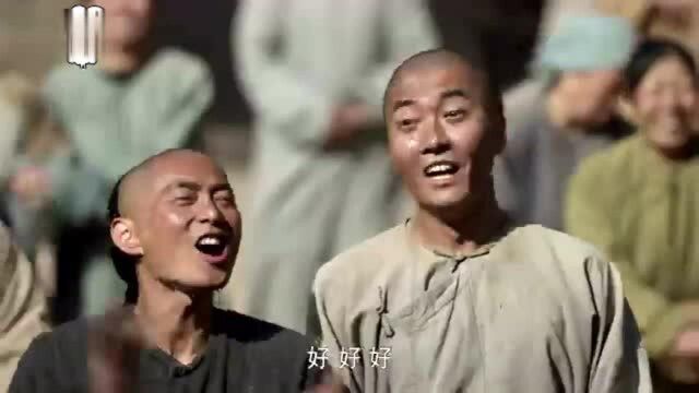 喀尔齐圈地来袭,戏台上的柳晋阳停止表演,摇铃告知乡亲们