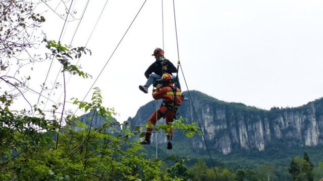 直击湖北省客运架空索道应急救援演练 消防员上演高空营救