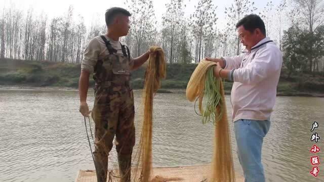 小猛哥野河十多米深坑撒网,大坑连连上货,最小的红尾也有小臂长