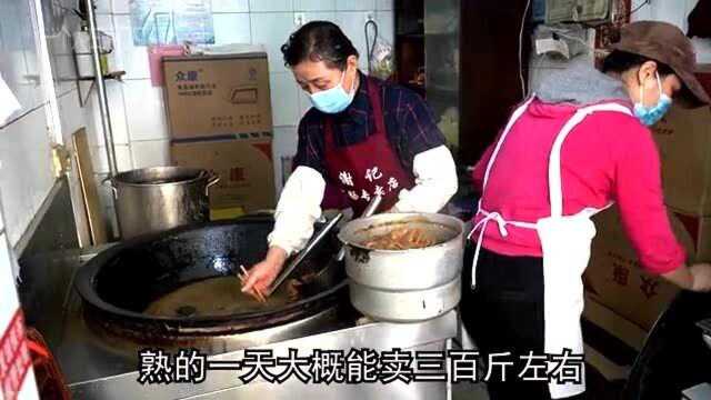 实拍南京大姐卖肥肠30年,每天4大锅年卖上千万,一天卖300斤